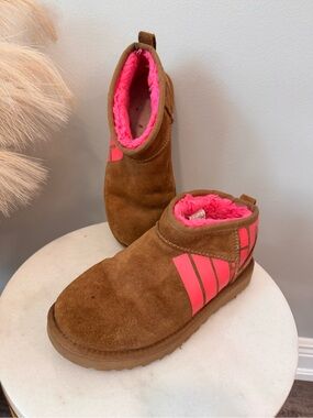 UGG Ultra Mini Broken Logo Chestnut Suede Slippers with Bright Pink Trim Sz 7